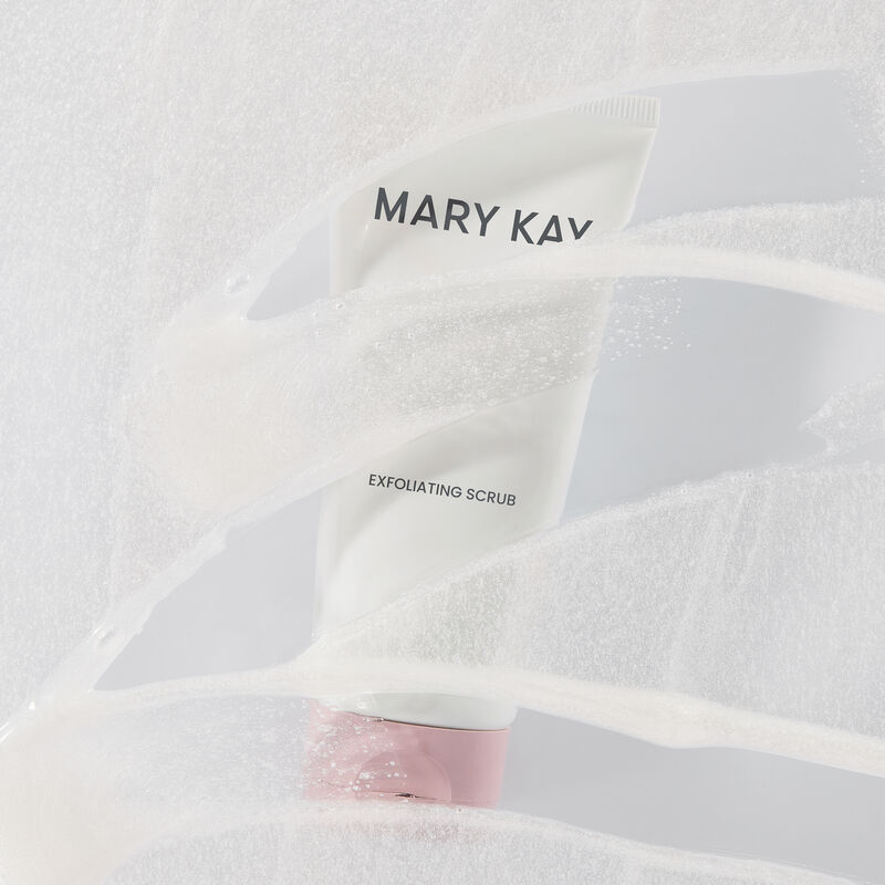 Tube de l&rsquo;Exfoliant Mary Kay derri&egrave;re des frottis transparents du produit