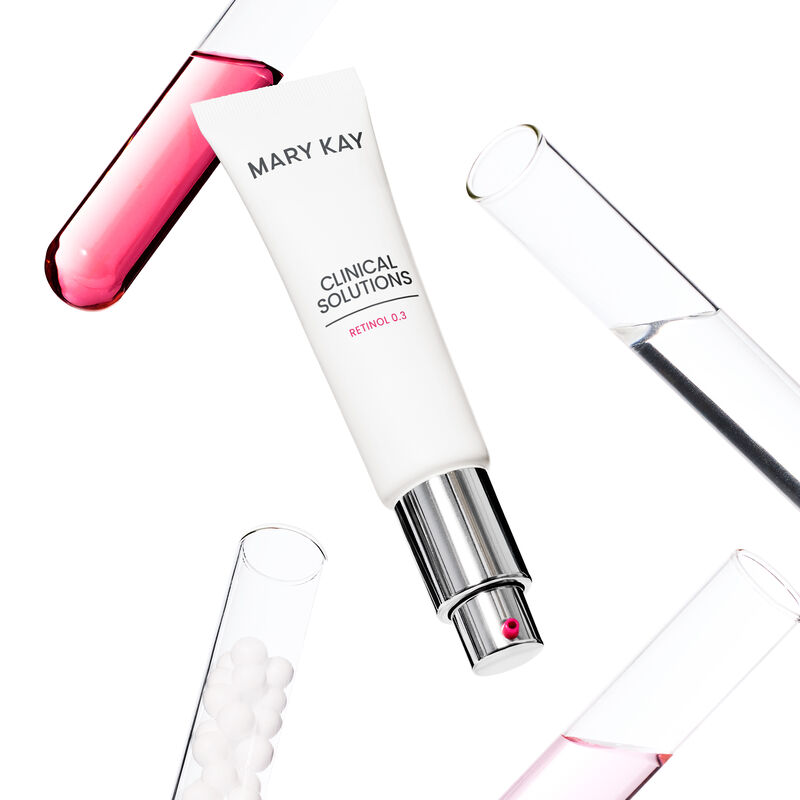 Tube du produit et &eacute;prouvettes avec du liquide rose
