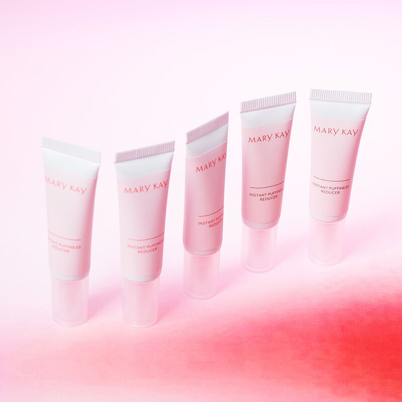 Cinq tubes du R&eacute;ducteur de poches instantan&eacute; Mary Kay sur un fond d&eacute;grad&eacute; rose