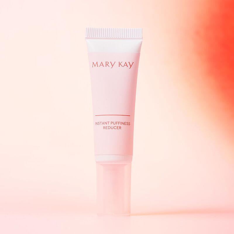 Tube ferm&eacute; du R&eacute;ducteur de poches instantan&eacute; Mary Kay sur un fond d&eacute;grad&eacute;