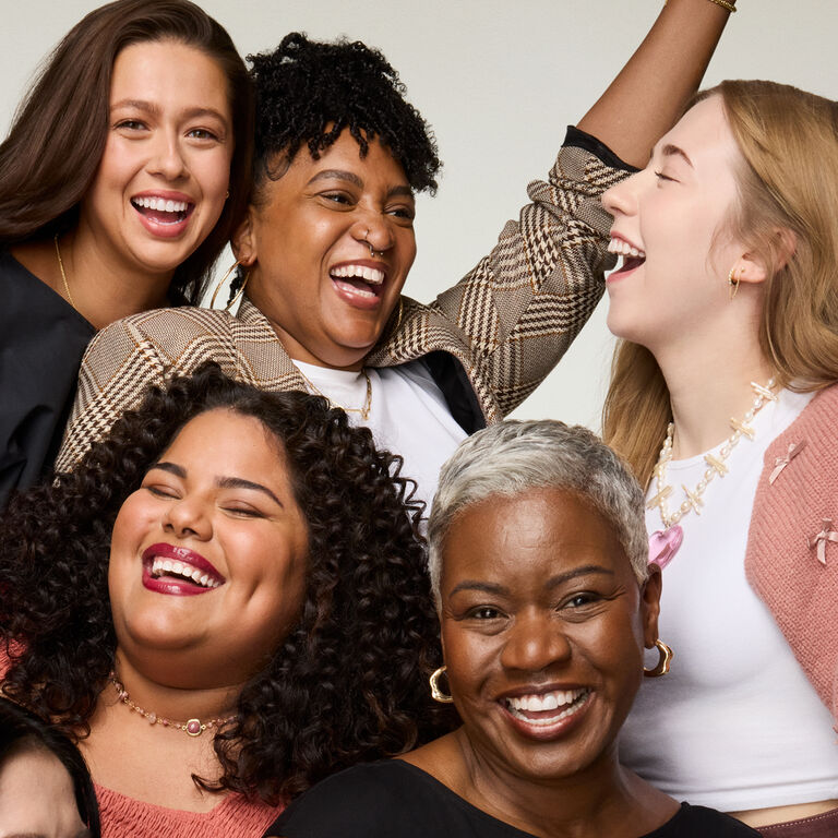 Un groupe de quatre femmes qui rient