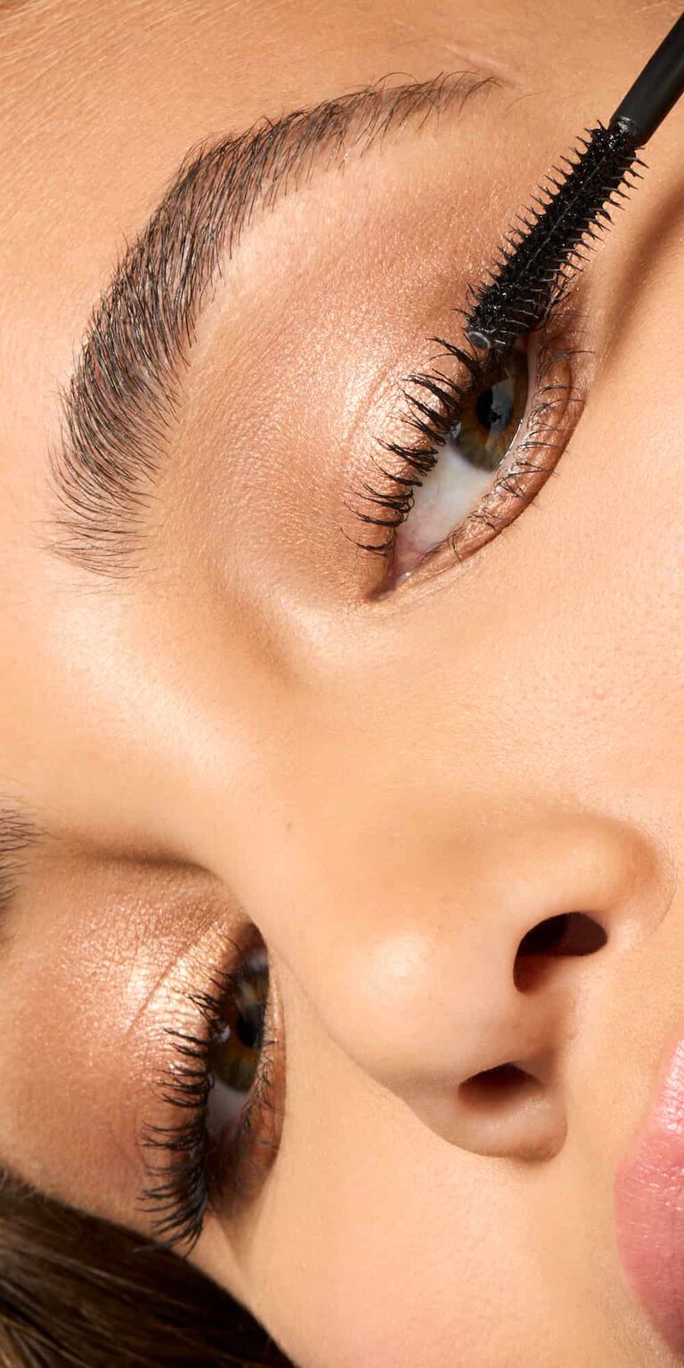 Une femme en train d'appliquer le mascara waterproof Great Heights de Mary Kay sur ses cils