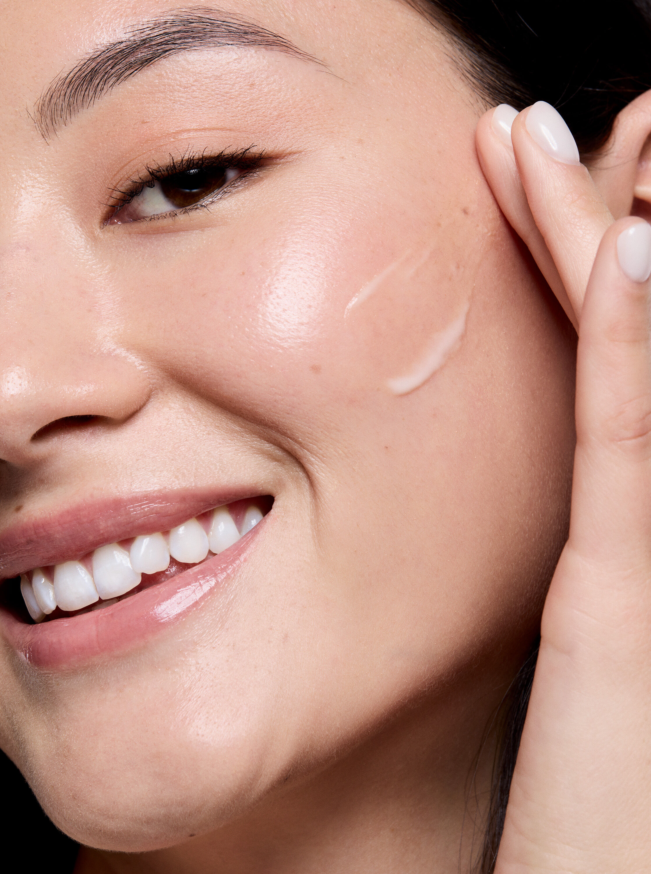 Une femme en train d'appliquer la cr&egrave;me Mary Kay au r&eacute;tinol 0,3 % sur sa joue
