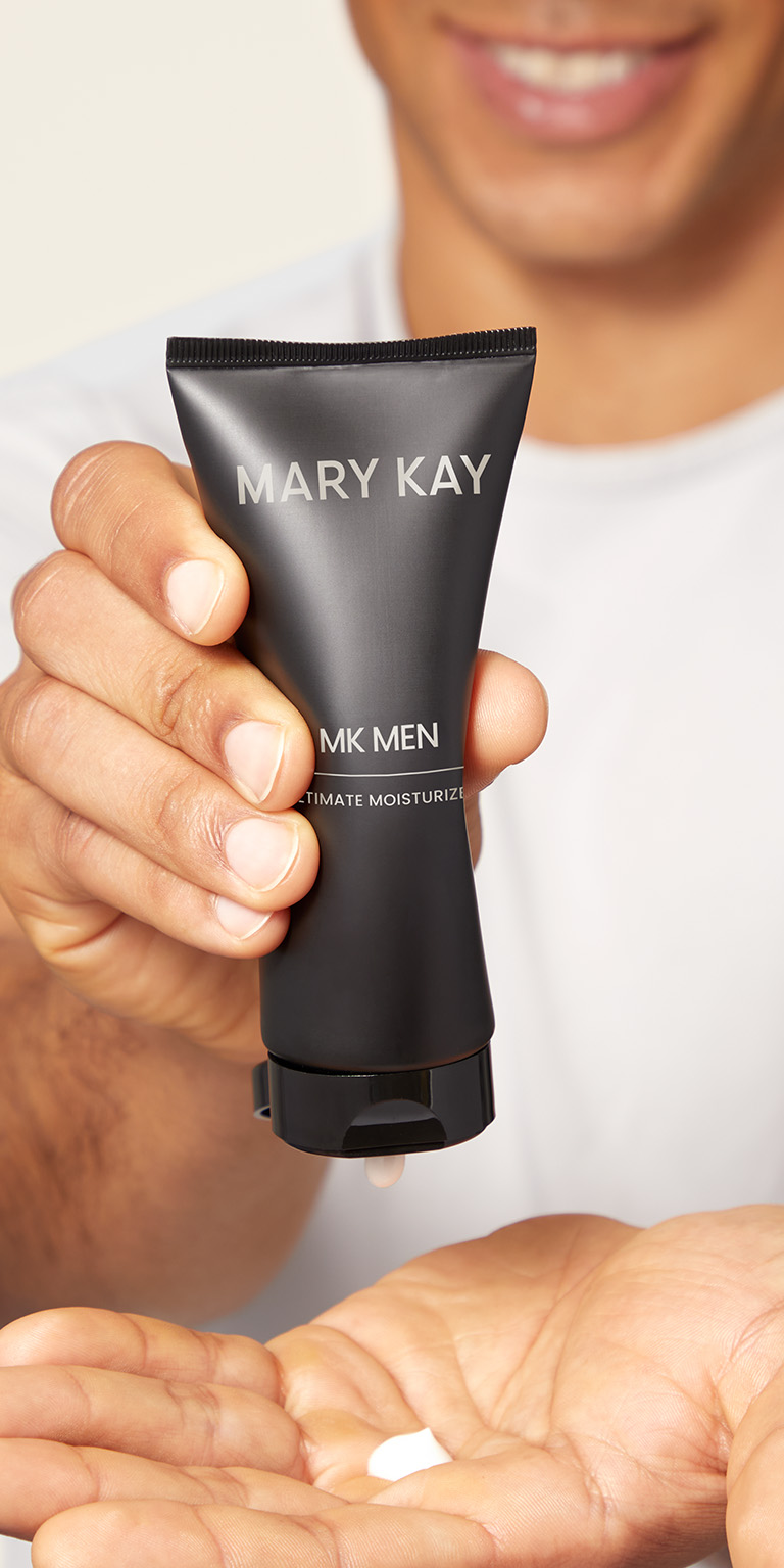Mannequin homme pressant l&rsquo;Hydratant MKMen Mary Kay dans sa main