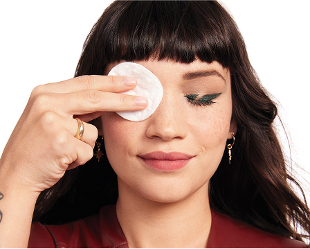 Mannequin femme appliquant le D&eacute;maquillant sans huile pour les yeux Mary Kay sur son &oelig;il