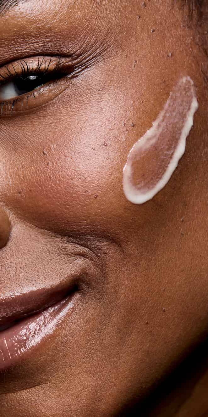 Une femme avec de la cr&egrave;me Mary Kay Clinical Solutions au r&eacute;tinol 0,3 % sur la joue